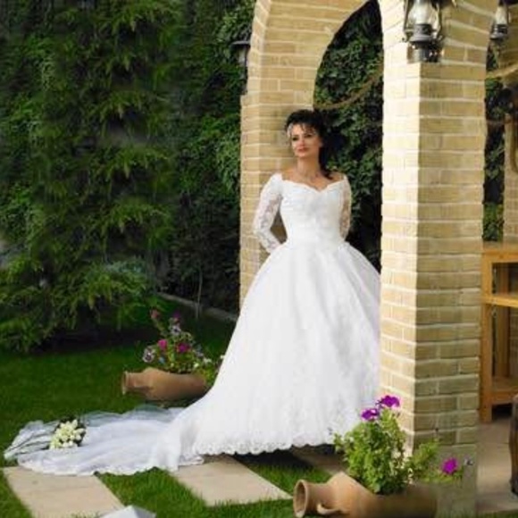 Wedding dress - Picture 1 of 10